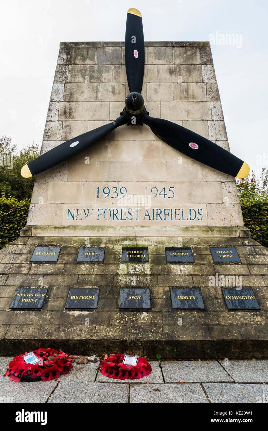 Nuova Foresta aerodromi Memorial, che commemora la II Guerra Mondiale sforzo, con placche 12 di denominazione locali di campi di aviazione, Holmsley, Bransgore, Inghilterra, Regno Unito. Foto Stock