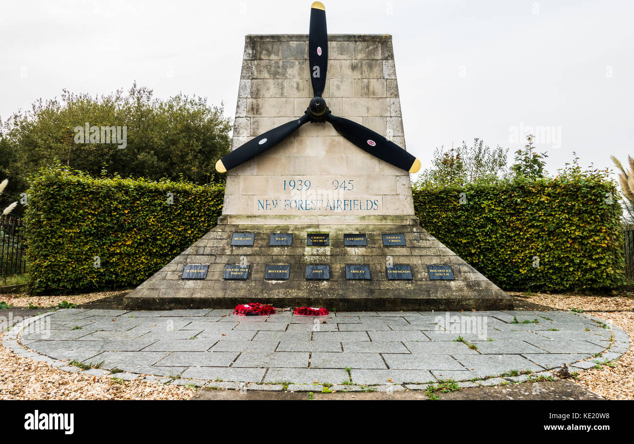 Nuova Foresta aerodromi Memorial, che commemora la II Guerra Mondiale sforzo, con placche 12 di denominazione locali di campi di aviazione, Holmsley, Bransgore, Inghilterra, Regno Unito. Foto Stock