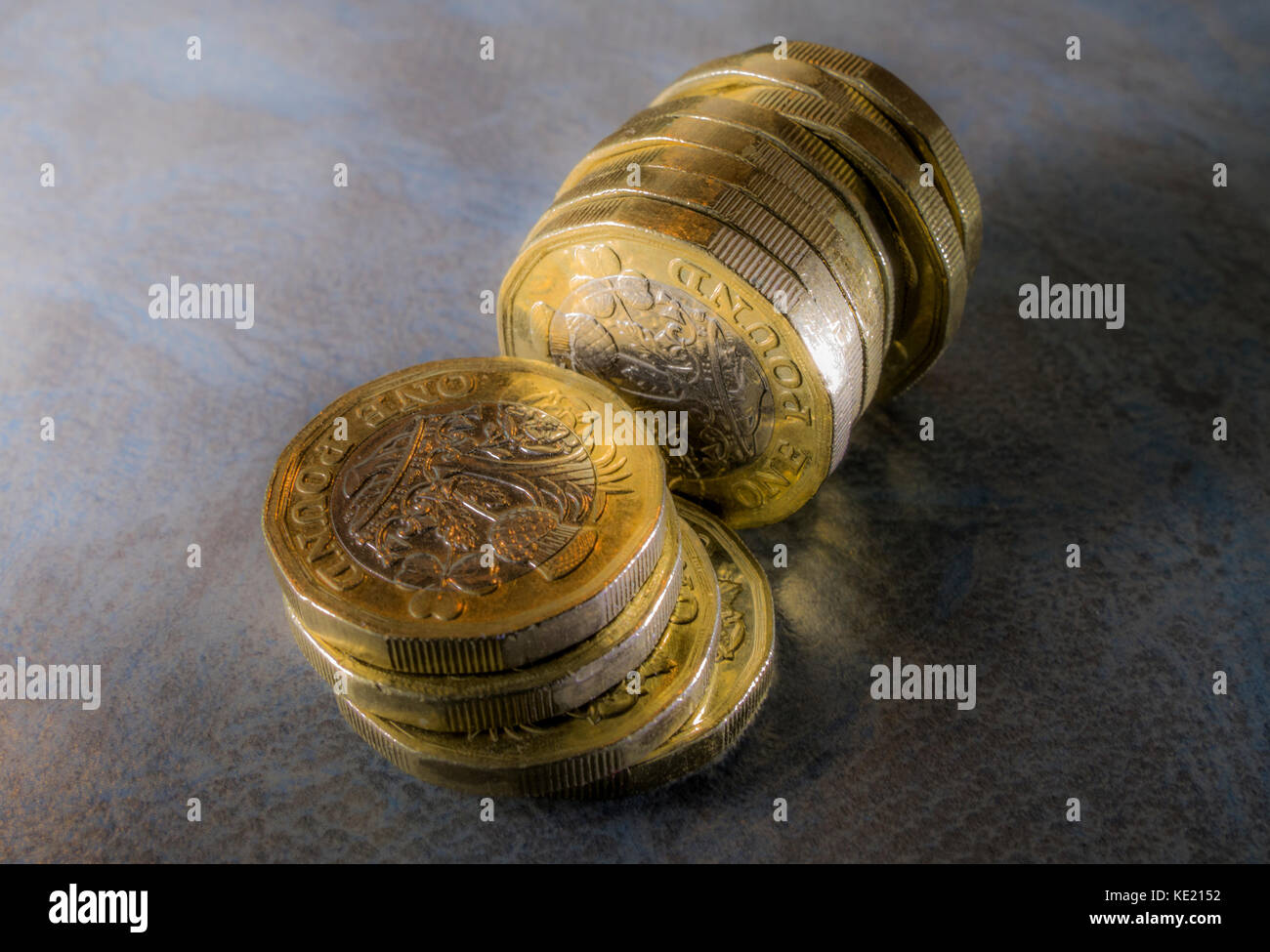 Nuovo 12 lati sterling pound monete contro un sottile dello sfondo. Possono essere utilizzati per illustrare ogni aspetto della nuova libbre / British denaro / REGNO UNITO VALUTA. Foto Stock