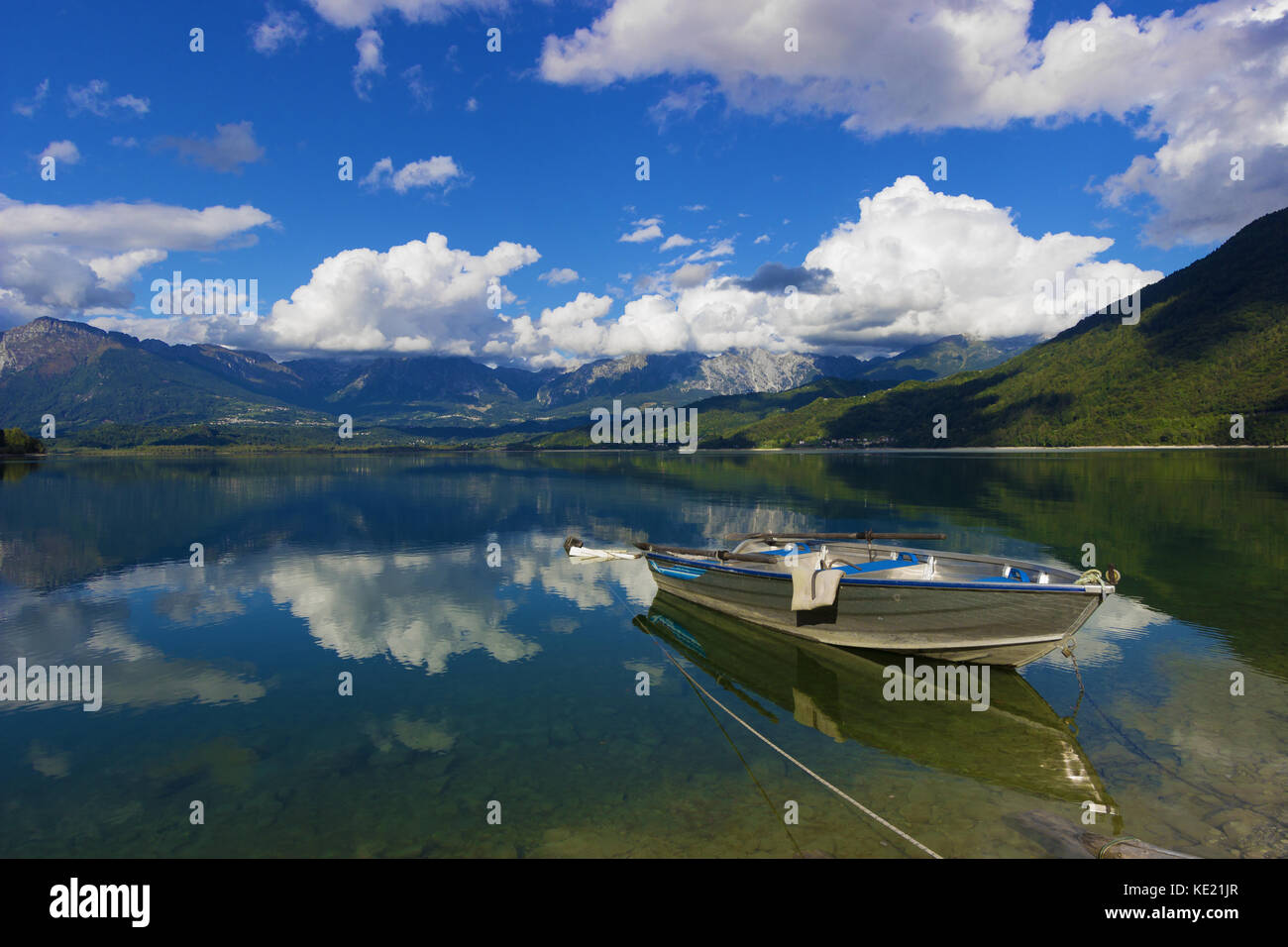 Lago alpino nel nord italia Foto Stock