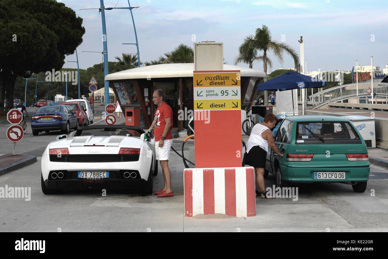 Stazione di GAS - BENZINA AUMENTO DEI PREZZI - STAZIONE DI RIFORNIMENTO DI CARBURANTE - LES PRIX A LA POMPE un essenza - STAZIONE DI SERVIZIO - stazione di benzina la lievitazione dei prezzi © Frédéric BEAUMONT Foto Stock
