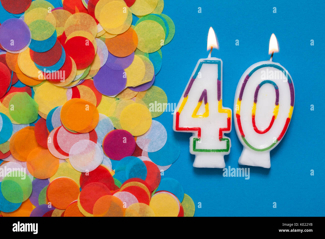 Numero 40 celebrazione candela con party coriandoli Foto Stock