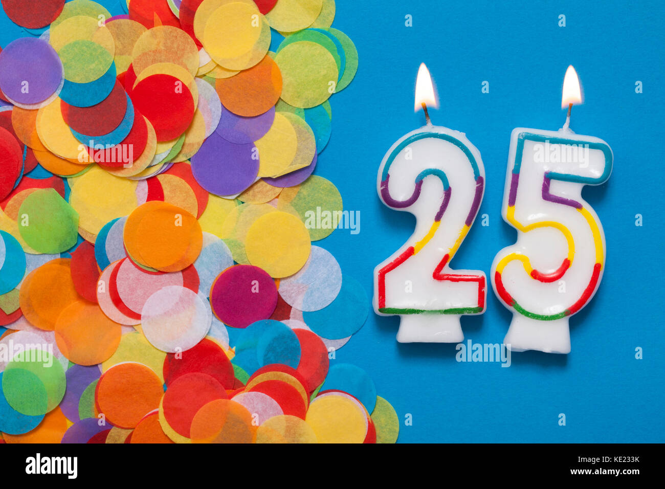 Numero 25 celebrazione candela con party coriandoli Foto Stock