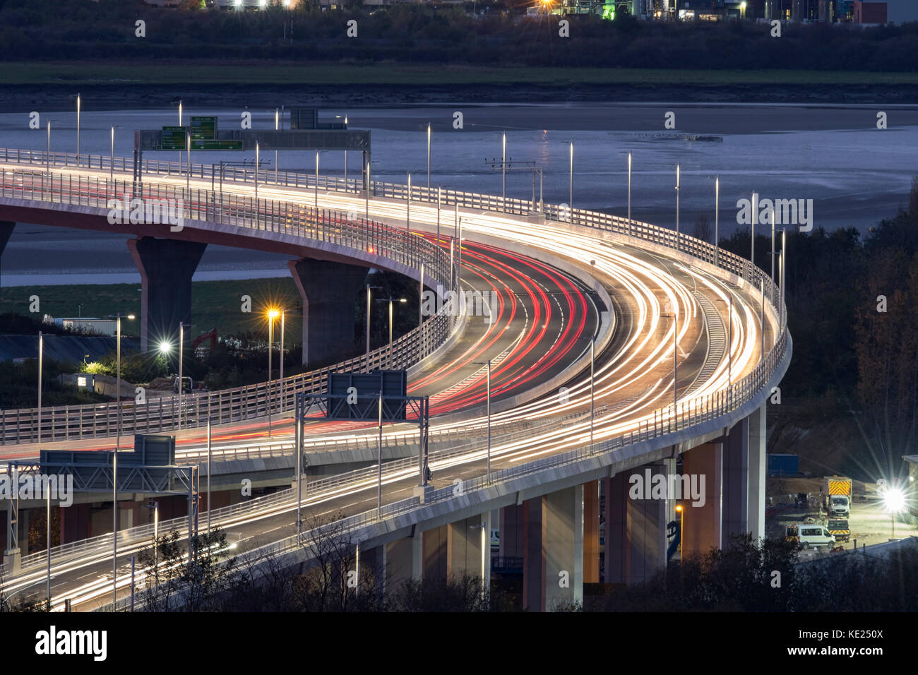 Runcorn di entrata e uscita della rampa del Mersey Gateway Ponte sul Mersey estuario di notte, Runcorn, Cheshire, Inghilterra, Regno Unito Foto Stock