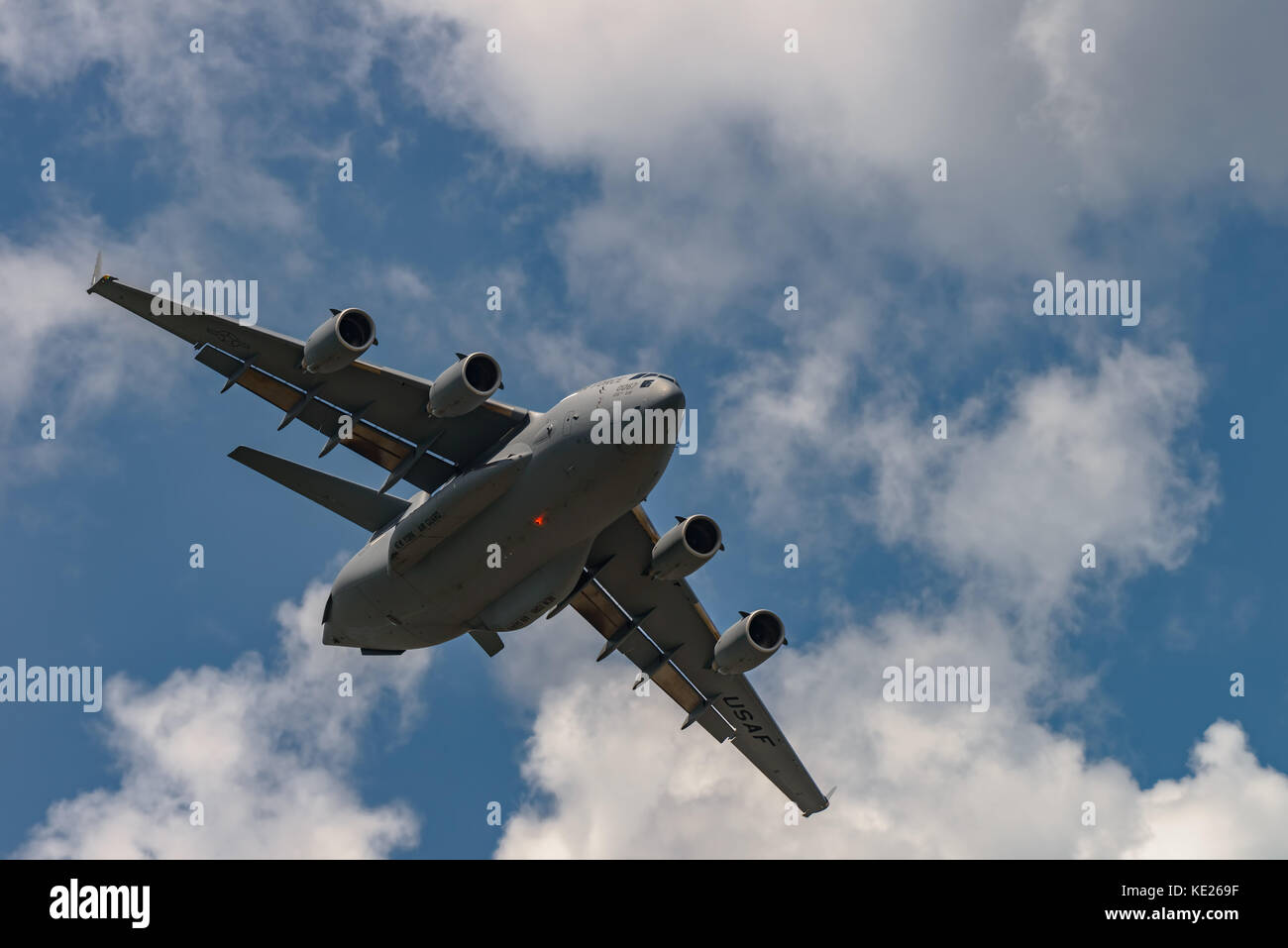 New Windsor, NY - luglio 2, 2017: giant c-17 globemaster iii tenuto spento a stewart international airport durante il new york airshow. Foto Stock