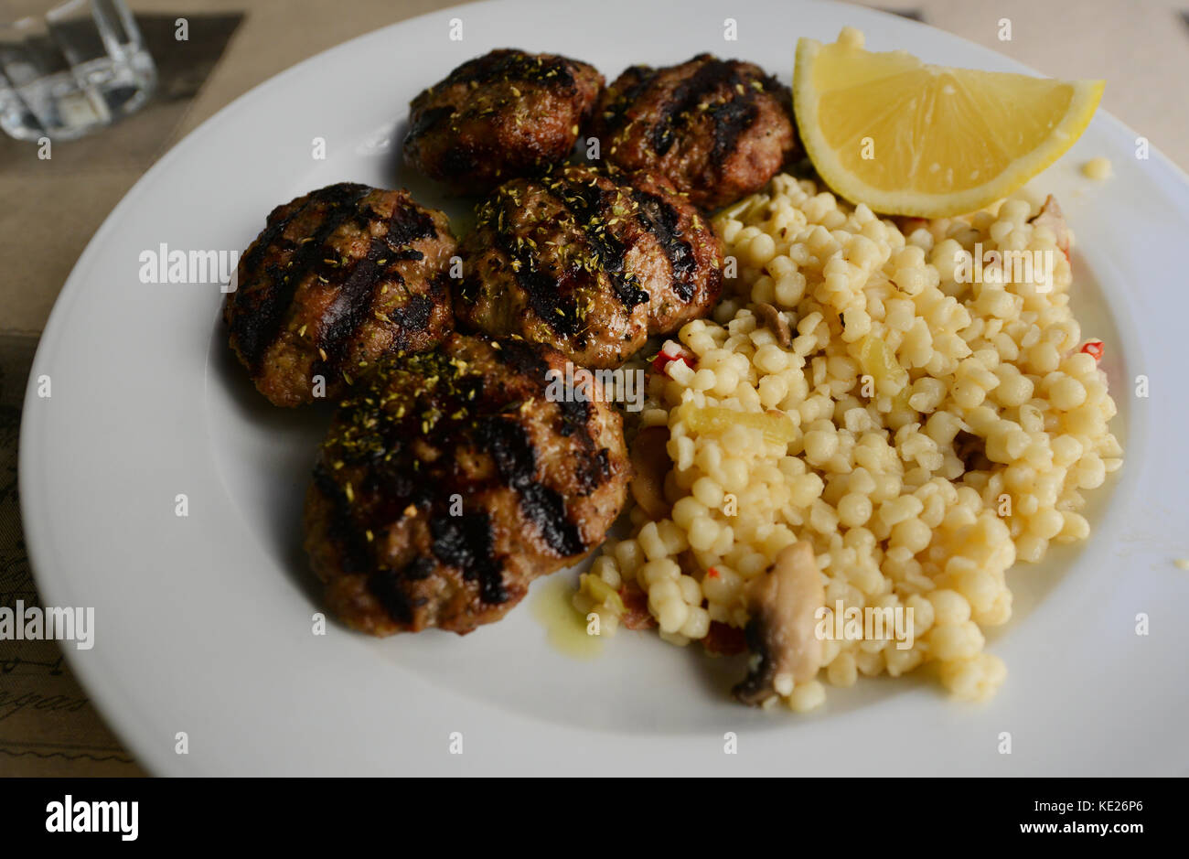 Biftekia greco- carni macinate cotolette con pastina. Foto Stock