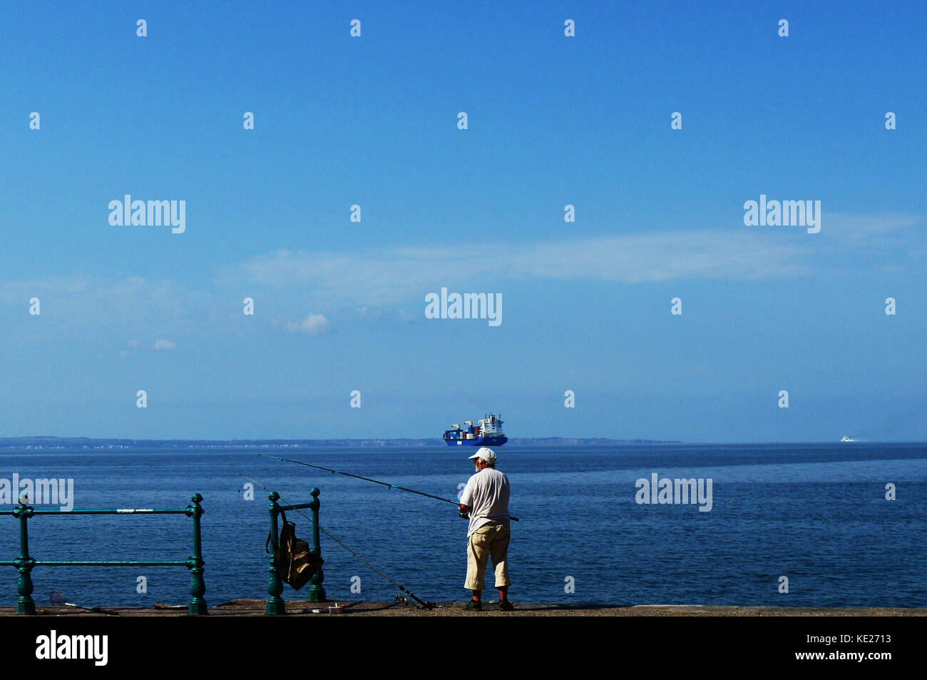 Fisherman pesca dal lungomare di Salonicco, Grecia. Foto Stock