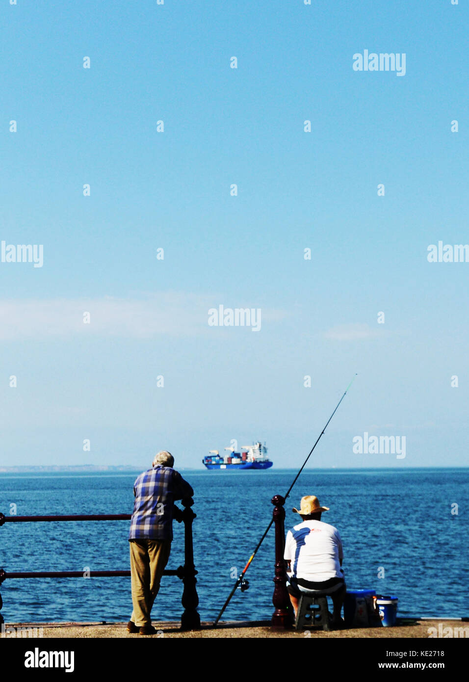 Fisherman pesca dal lungomare di Salonicco, Grecia. Foto Stock