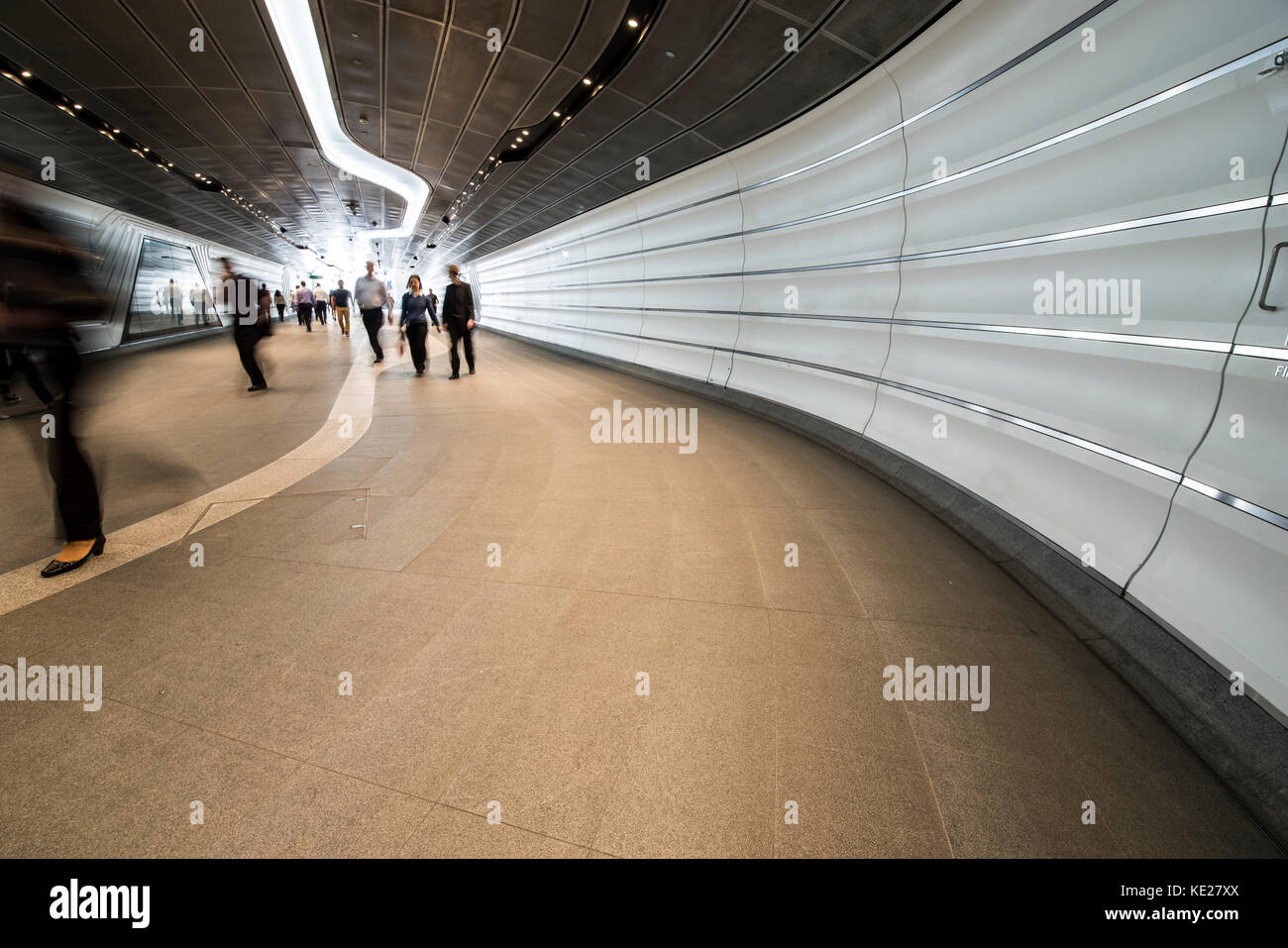 Sfocato pedoni camminando lungo il nuovo Wynyard a piedi da Wynyard stazione ferroviaria collegamento a Barangaroo, pedonale, Sydney, NSW, Australia Foto Stock