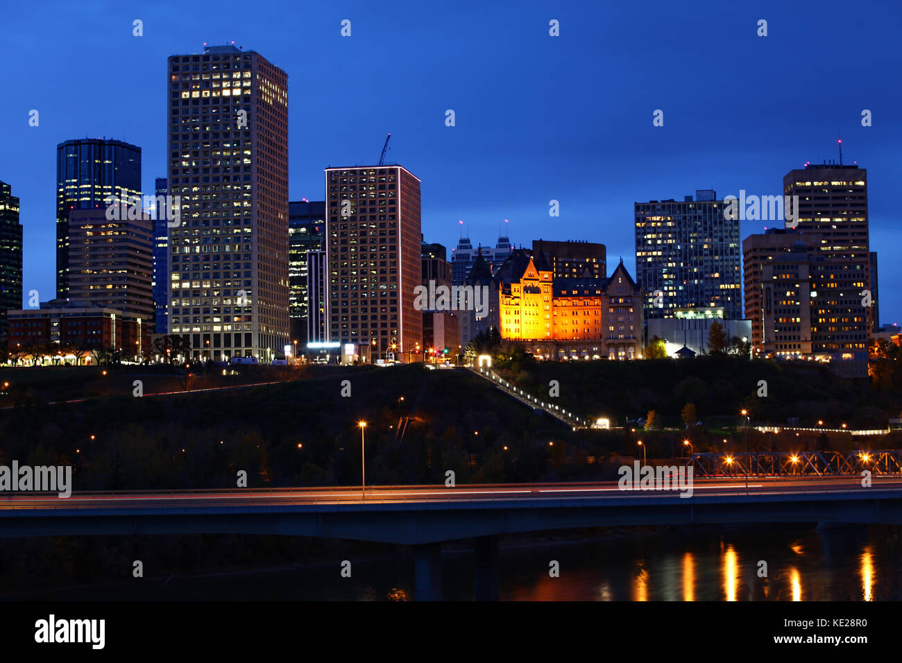 Un paesaggio urbano di Edmonton dopo le tenebre cade Foto Stock