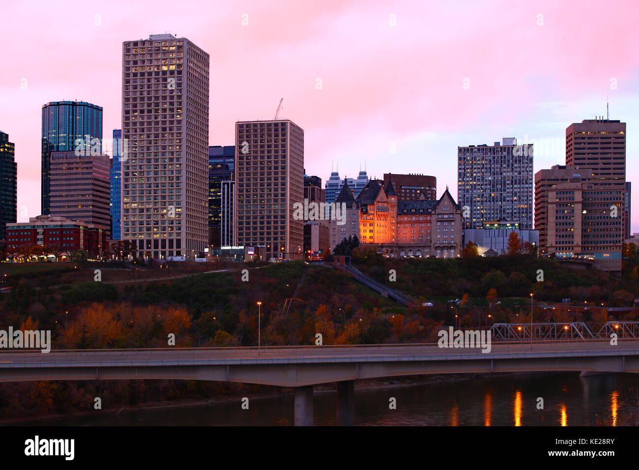 Il paesaggio urbano di Edmonton cala il crepuscolo Foto Stock