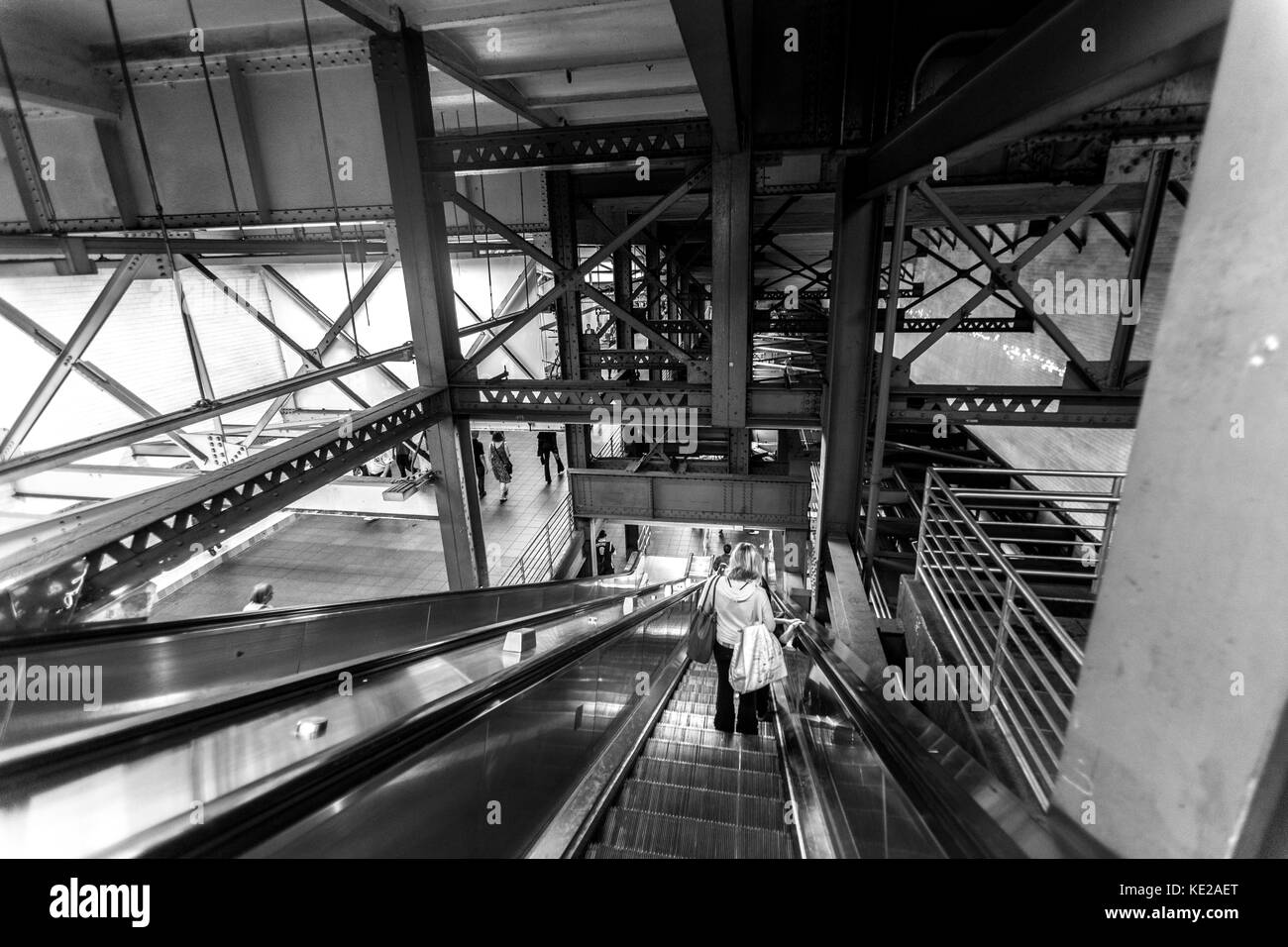 I passeggeri che viaggiano su scale mobili all'interno di Times Square - 42nd St station, Manhattan, New York. Foto Stock