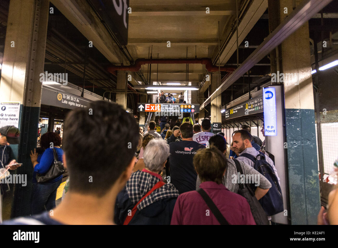 Piattaforme della metropolitana a times square - 42nd St station a Manhattan, New York City. Foto Stock