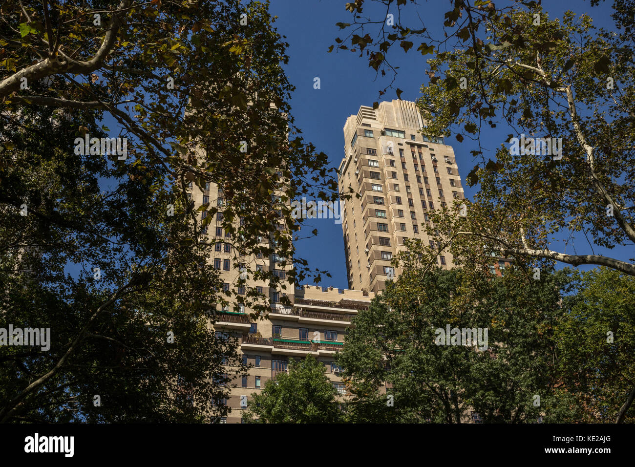 Vista della maestosa attraverso gli alberi di Central Park, Manhattan, New York. Foto Stock