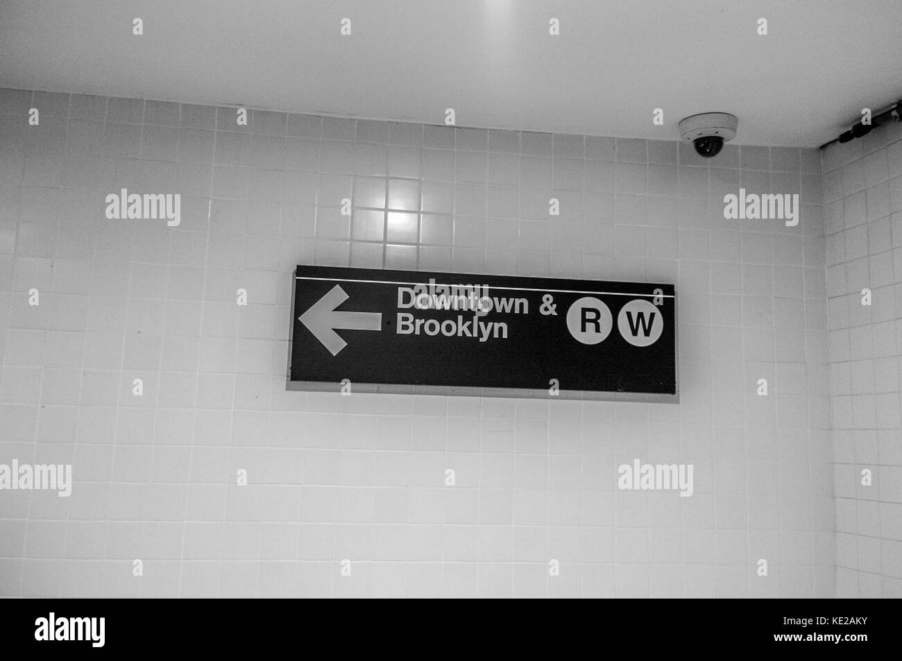 Lettura del segno 'centro città & brooklyn' all'entrata di cortlandt street subway station a Manhattan, New York City. Foto Stock