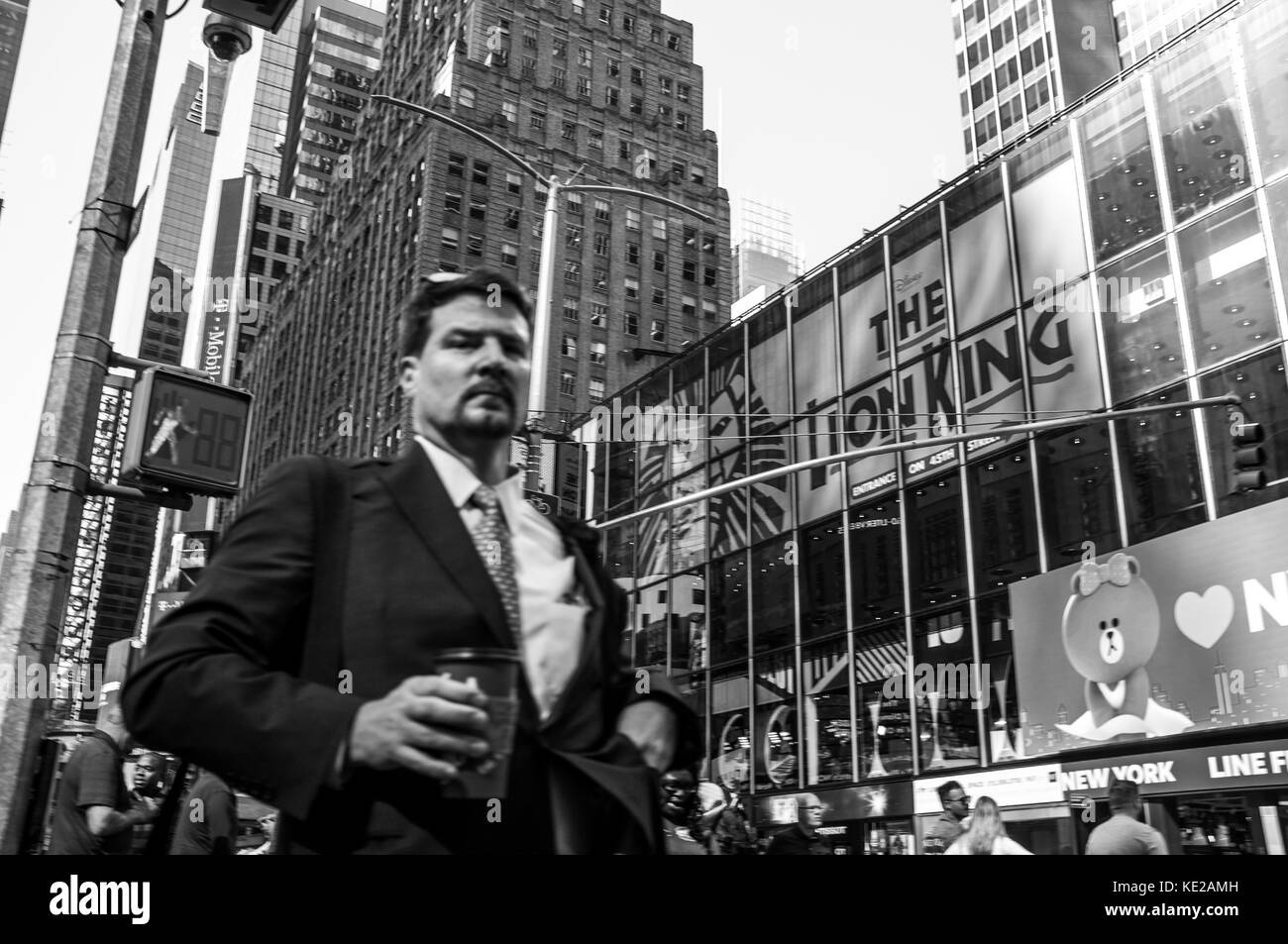 Passeggiate pedonali lungo la 7th avenue a Times Square Manhattan, New York City. Foto Stock