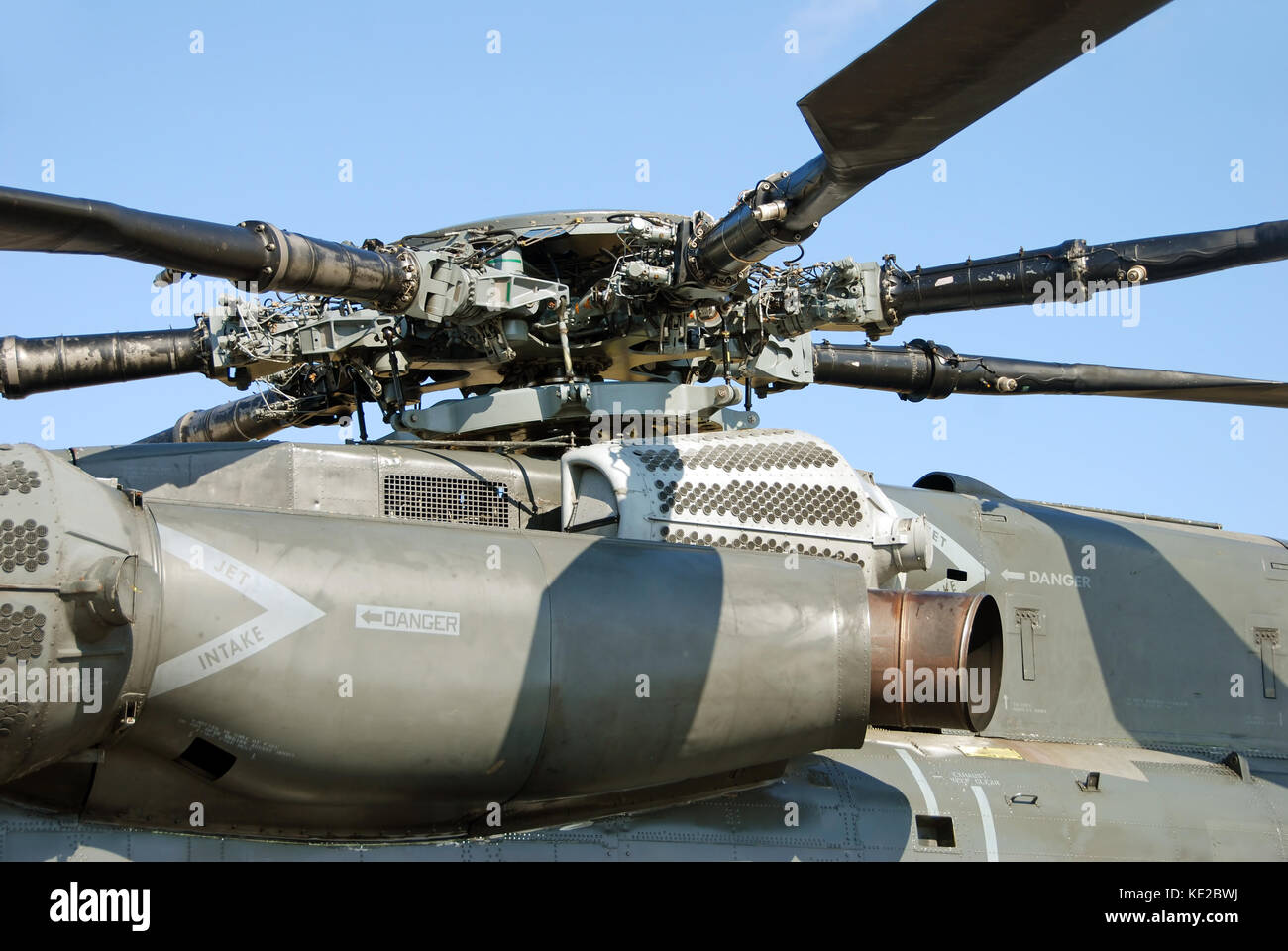 Potente motore a turbina su un elicottero militare Foto stock - Alamy