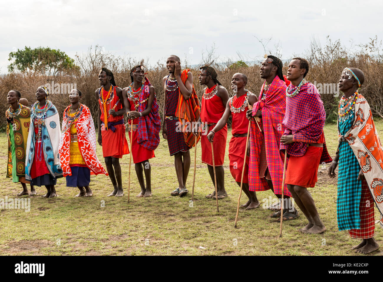 Maasai Village persone nel Masai Mara, Kenya Foto Stock