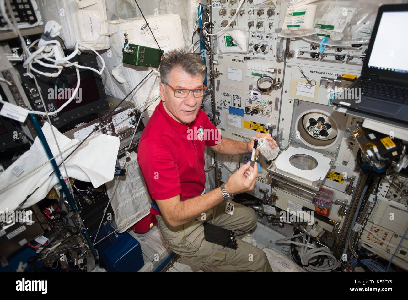 International Space Station Expedition 53 l'astronauta italiano Paolo Nespoli fa scorrere il suo sangue attraverso la centrifuga refrigerata della Human Research Facility-2 il 17 ottobre 2017 in Earth Orbit. Foto Stock