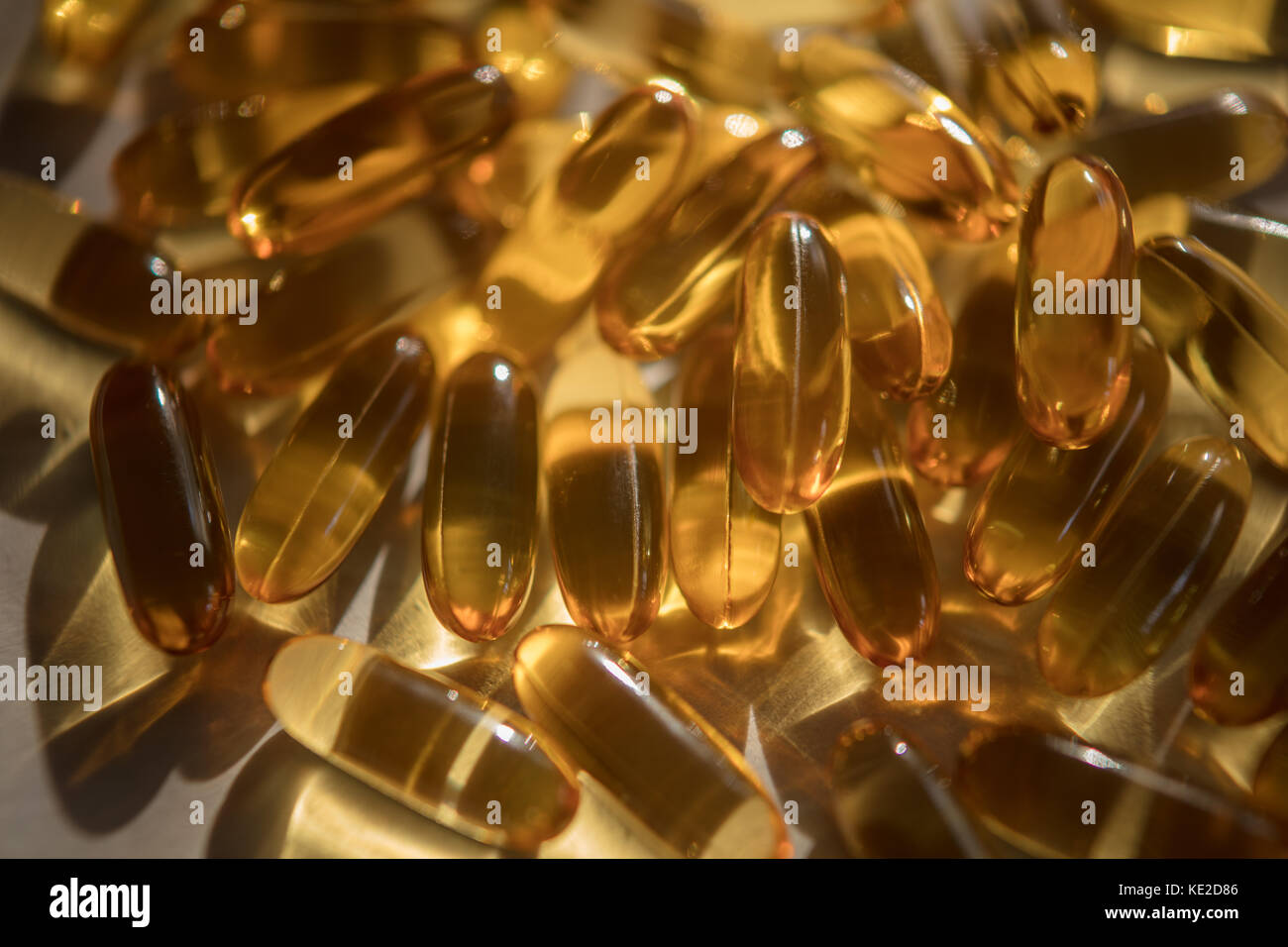Vitamine Pillole Di Colore Giallo Isolato Su Sfondo Bianco