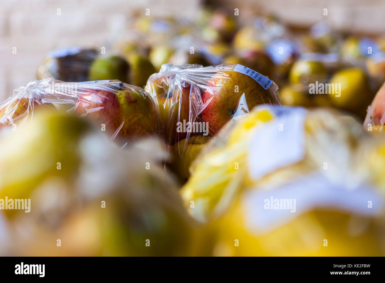 Le mele raccolte in un sacchetto di plastica pronti per la vendita Foto Stock