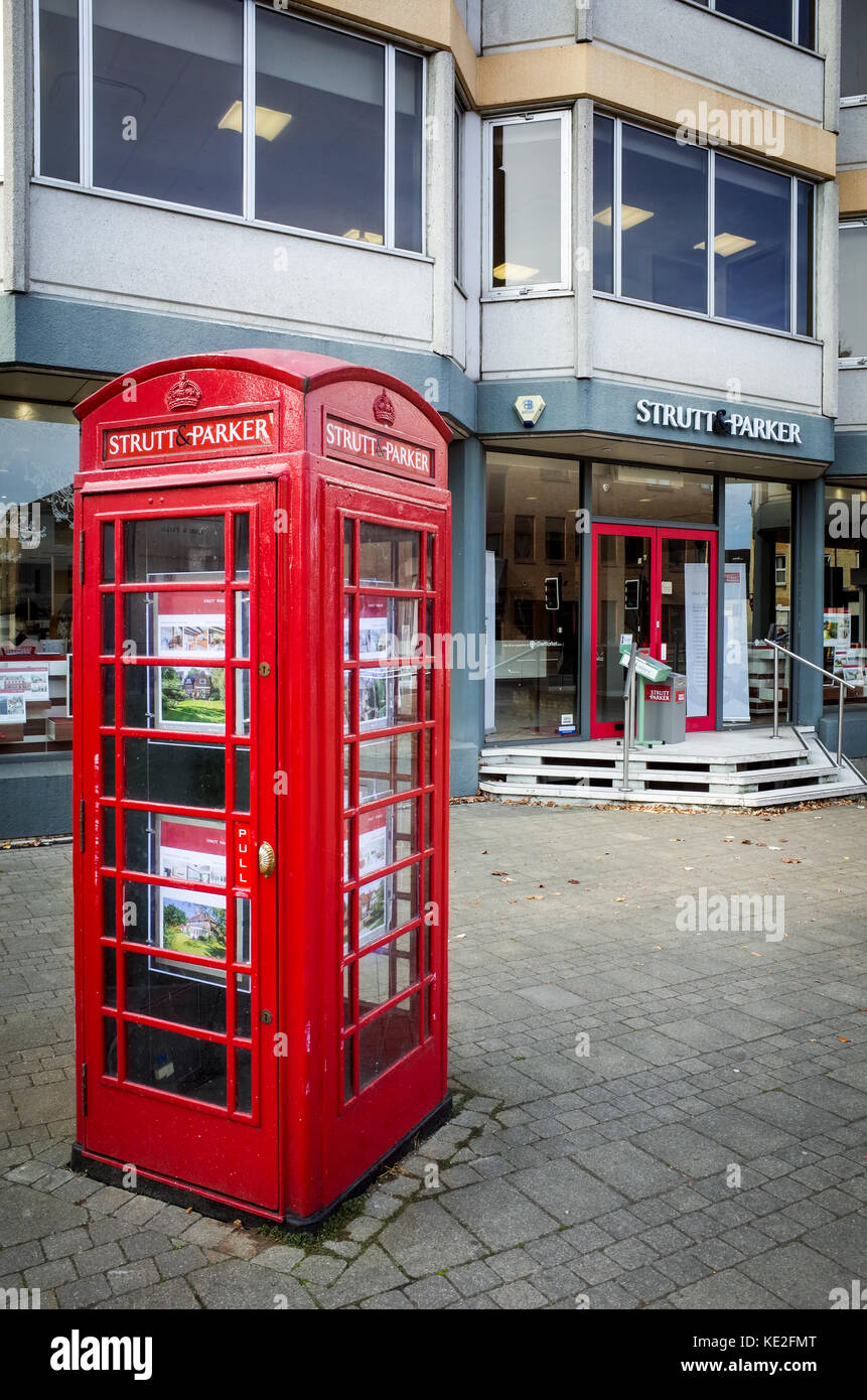 Strutt e Parker agenti immobiliari in Cambridge con un telefono ridefiniti chiosco la visualizzazione di elenchi in parte anteriore degli uffici Foto Stock
