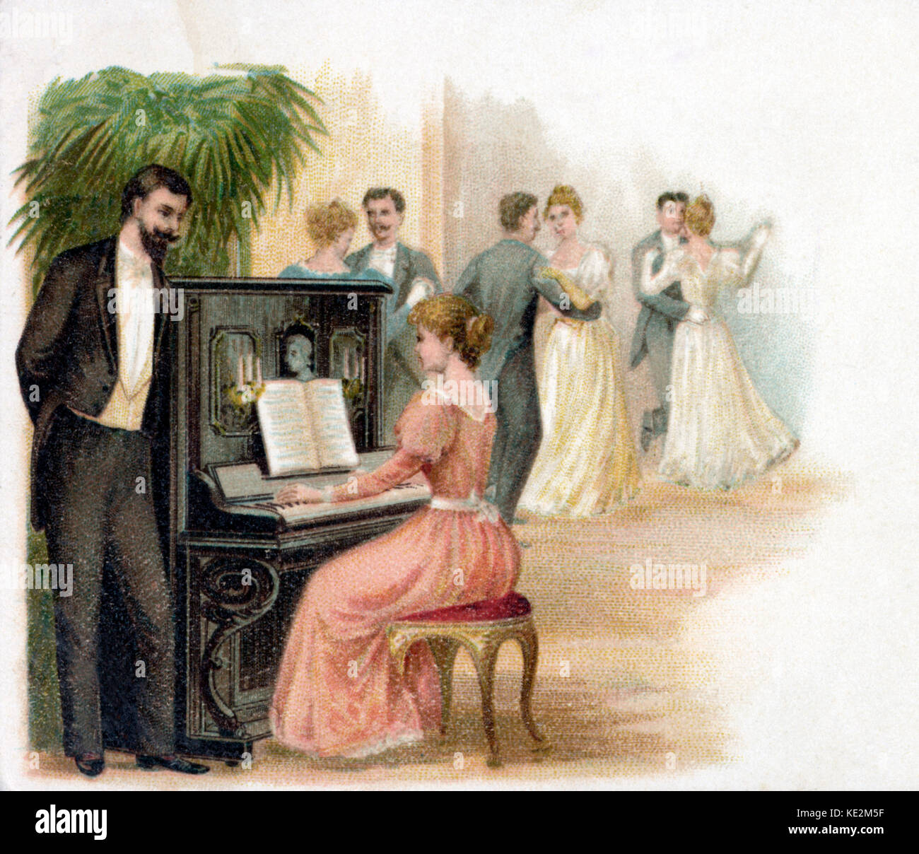 Recital di pianoforte con coppie danzanti un gentleman orologi una signora suonare il pianoforte mentre le coppie danza in background Foto Stock