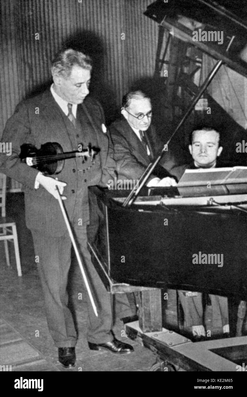 Fritz Kreisler (destra) - Austrian violinista e compositore reccording a Berlino con l'autore Fred W. Gaisberg e pianista Franz Rupp. F.K.: 2 febbraio 1875 - 29 Gennaio 1962 Foto Stock