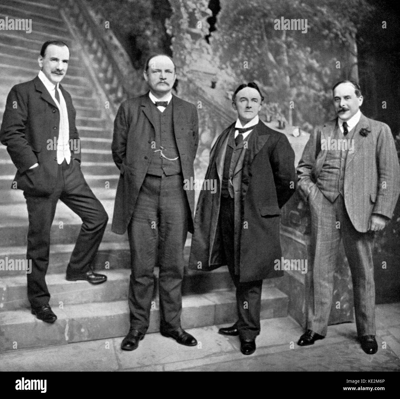 Sir Edward Tedesco, Inglese compositore (secondo da destra), con lyrist Charles H. Taylor (estrema destra) presso il Teatro Apollo, Londra, 1907. Es: 17 Febbraio 1862 - 11 novembre 1936. Anche in foto (da sinistra): Robert Courtneidge (produttore e autore di parte) e A. M. Thompson (parte autore). Foto Stock