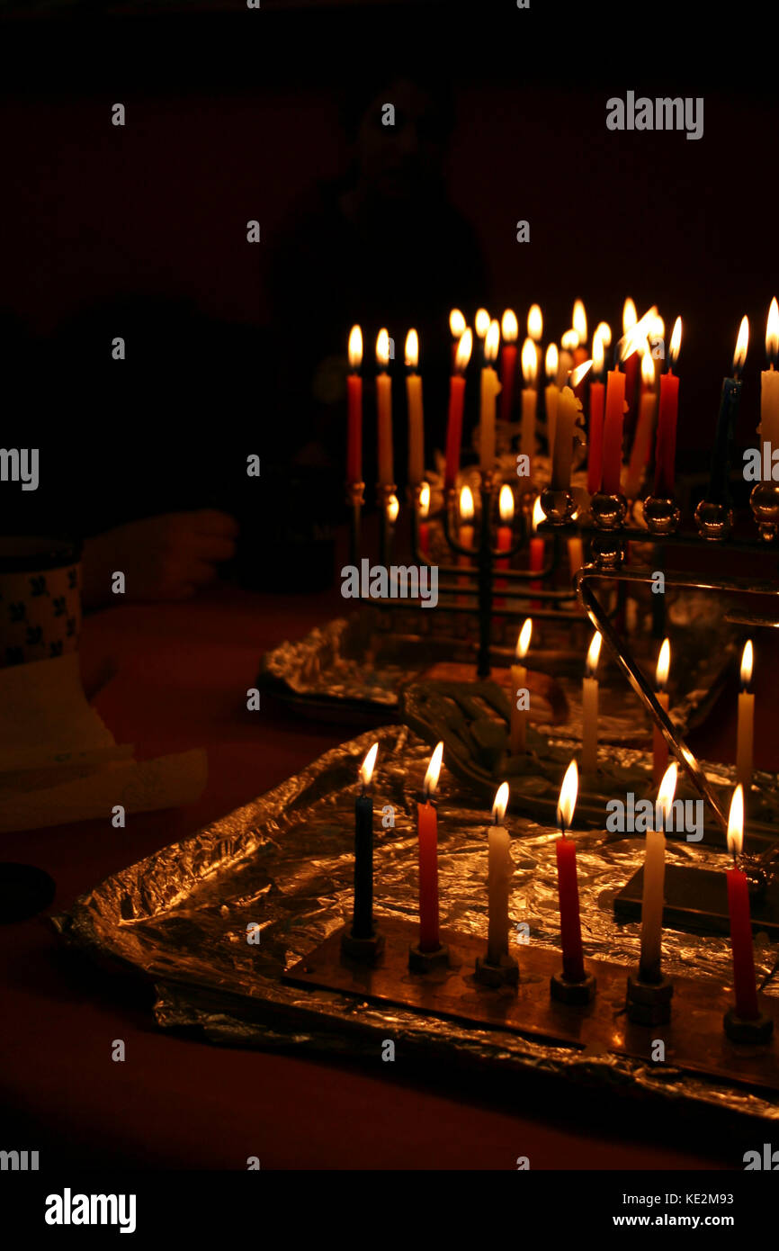 Chanuka / candele di hanuka alla masterizzazione in hanukiya s / hanukiyot durante il festival ebraico di Chanuka / di hanuka alla. Portacandele Foto Stock