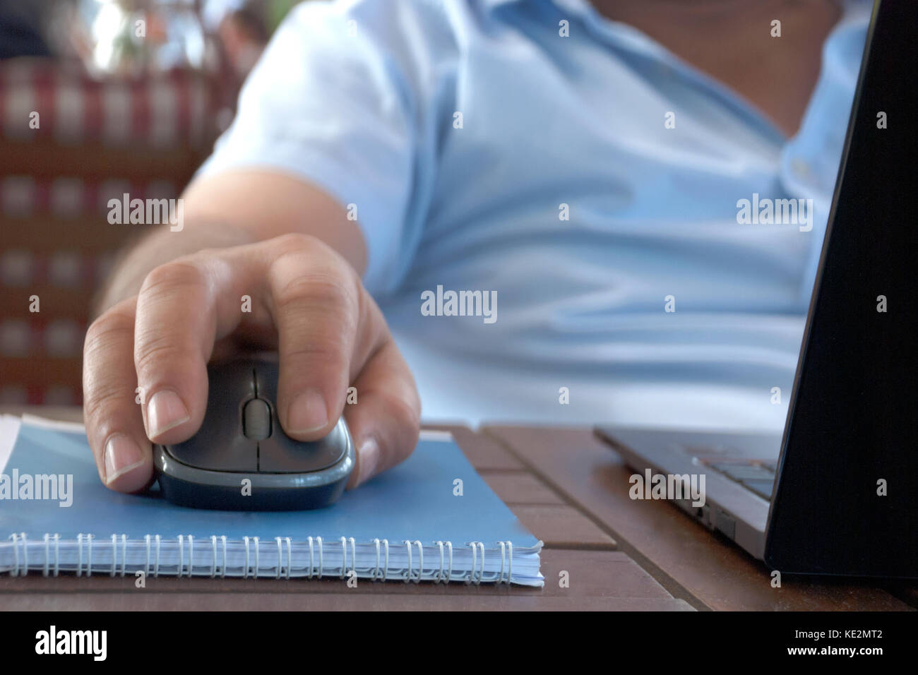 Il mouse del computer close-up mano maschio. Foto Stock
