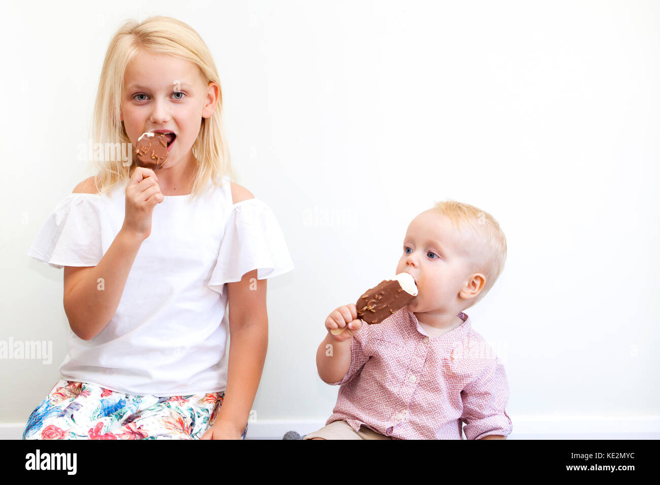 Due gemelli a mangiare il gelato Foto Stock