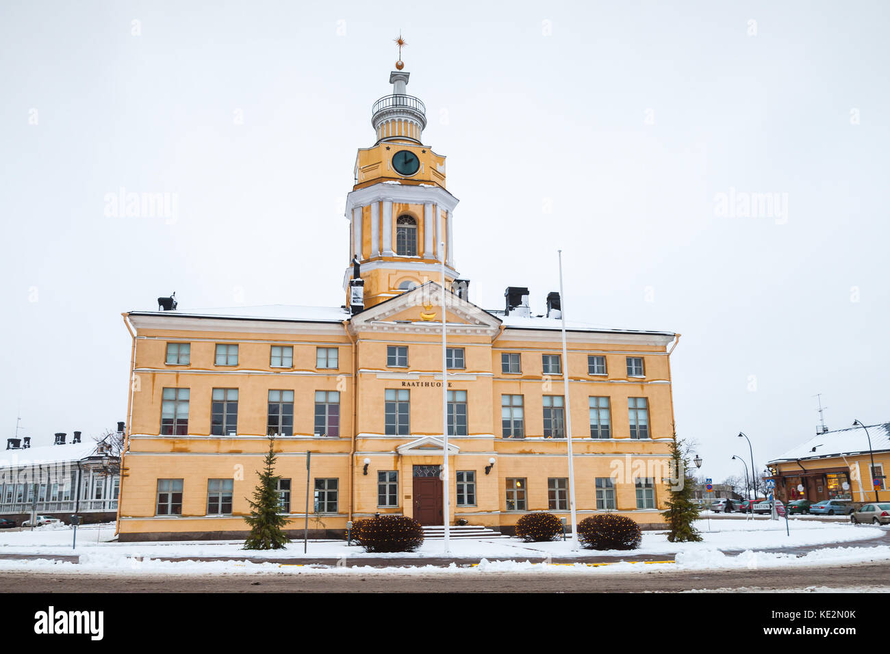 Hamina, Finlandia - 13 dicembre 2014: Facciata del municipio, Hamina. Originariamente costruito nel 1798, è stato rinnovato da Carl Ludvig Engel nel 1840 Foto Stock
