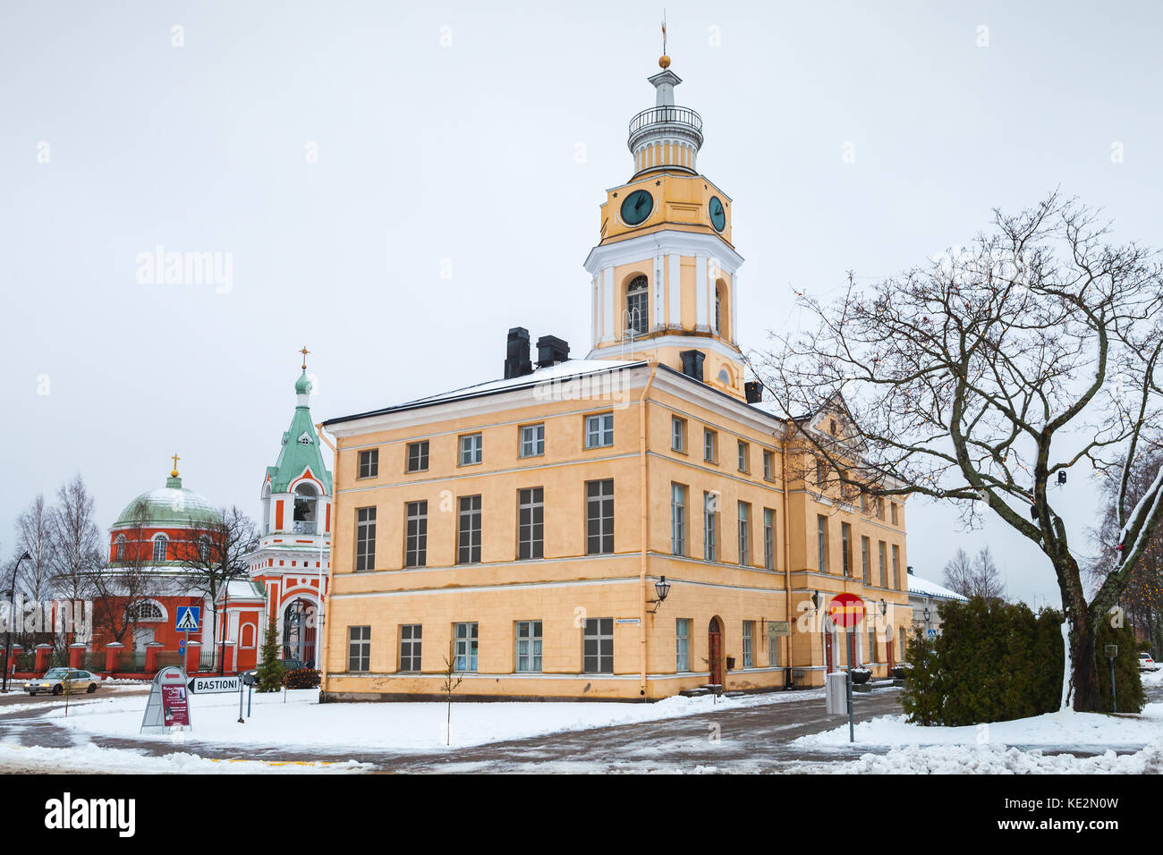 Hamina, Finlandia - 13 dicembre 2014: Facciata del municipio storico, Hamina. Originariamente costruito nel 1798, è stato rinnovato da Carl Ludvig Engel nel 1840 Foto Stock