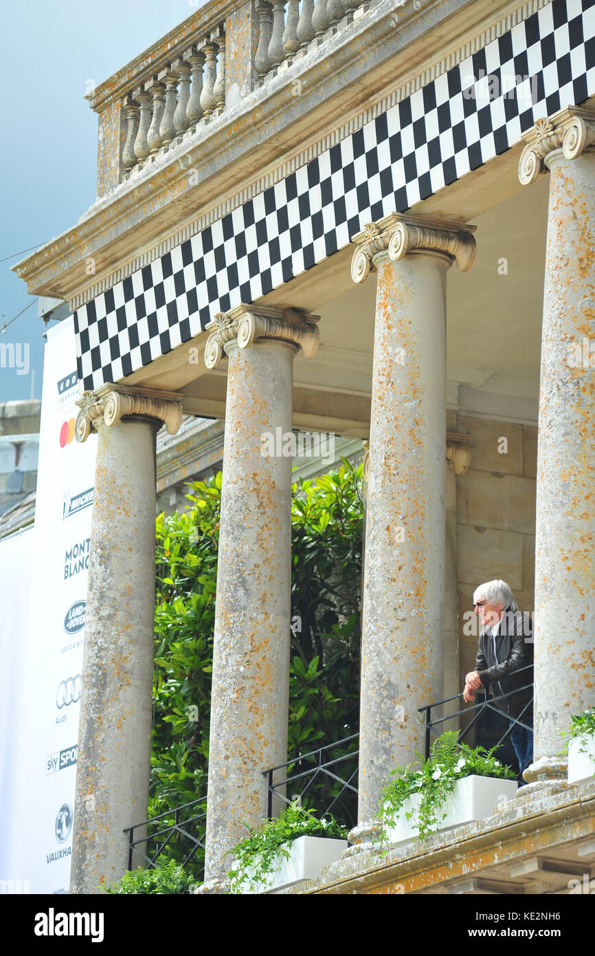 Bernie Ecclestone guarda fuori dalla casa di Goodwood balcone al 2017 Goodwood Festival della velocità. Foto Stock