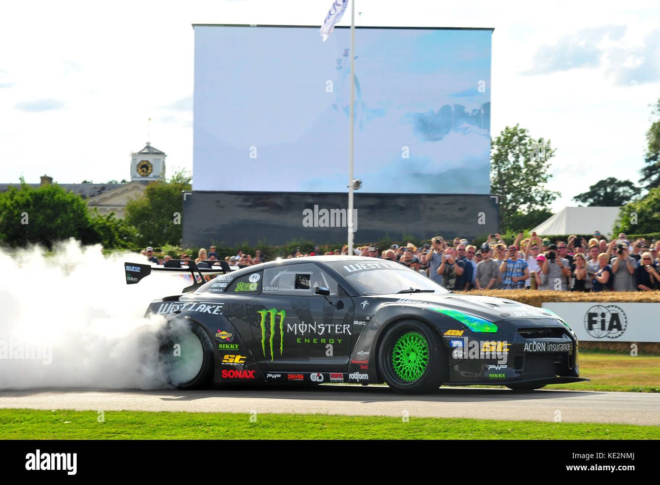 Una vettura non una drammatica burnout al 2017 Goodwood Festival della velocità. Foto Stock