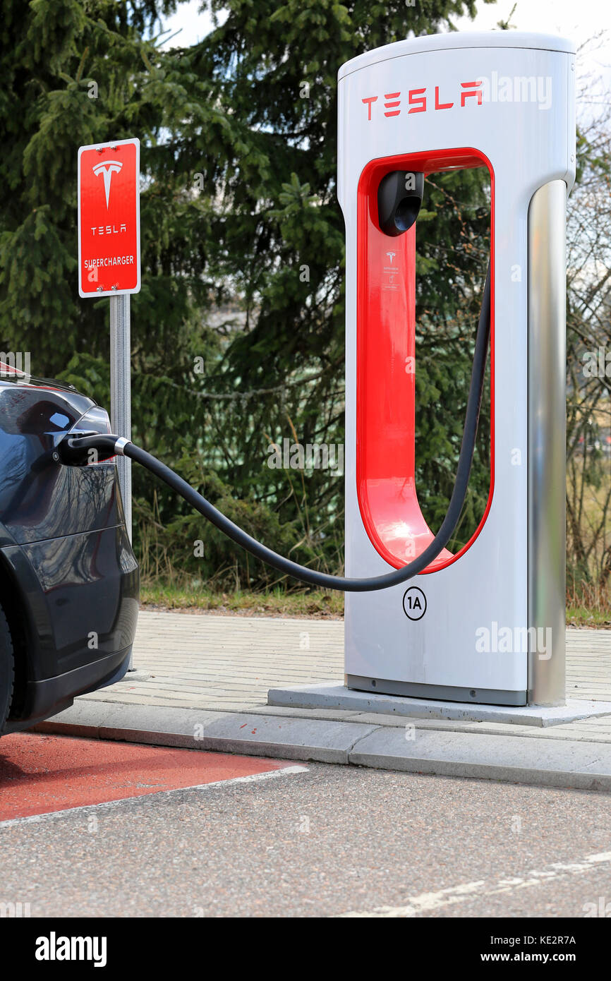 PAIMIO, Finlandia - 29 Aprile 2016: Tesla Supercharger Station con nero modello Tesla S veicolo elettrico in fase di carica. La carica della batteria da 10 A Foto Stock