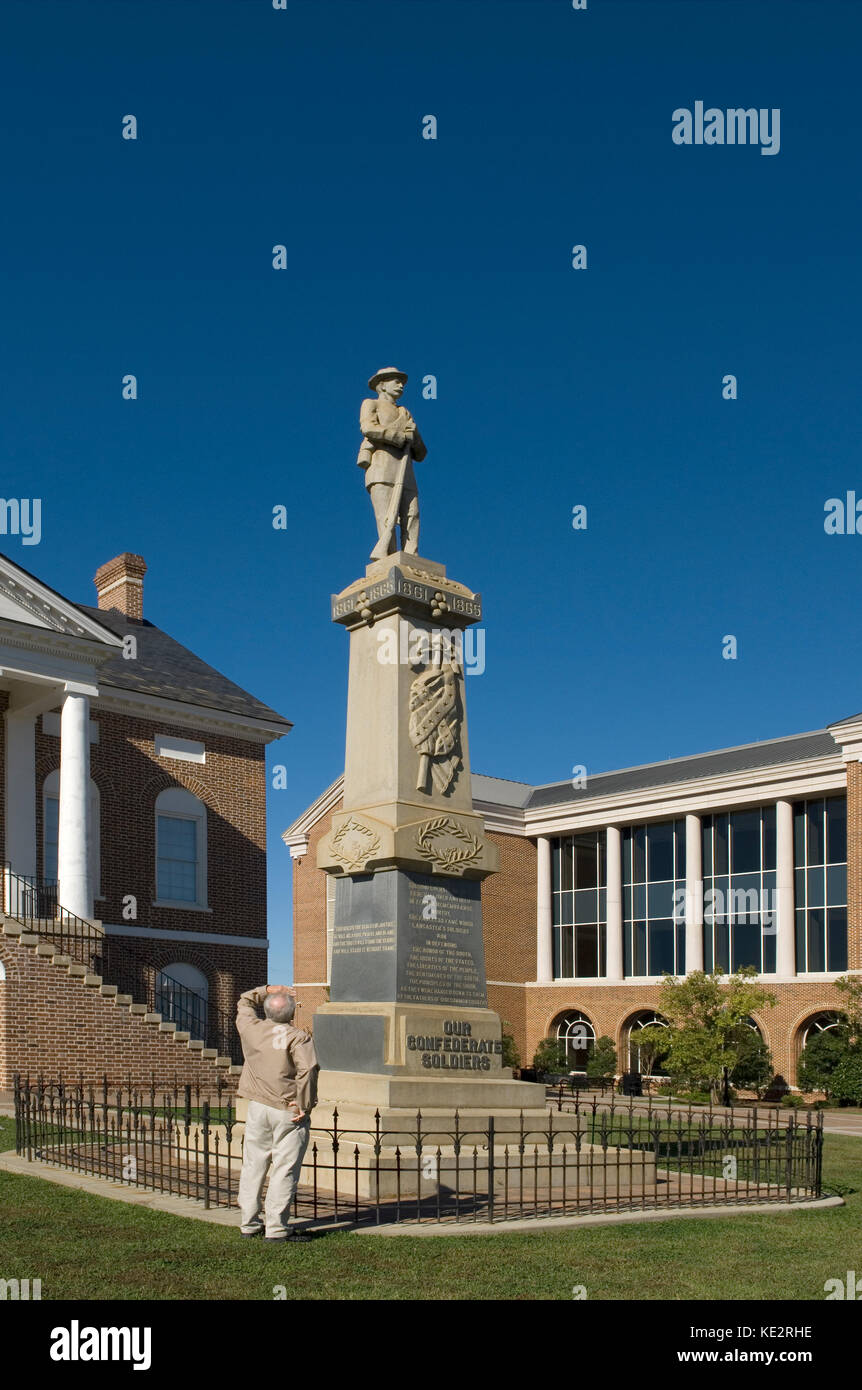 Senior caucasica uomo viste memorial confederato Lancaster, South Carolina, STATI UNITI D'AMERICA Foto Stock