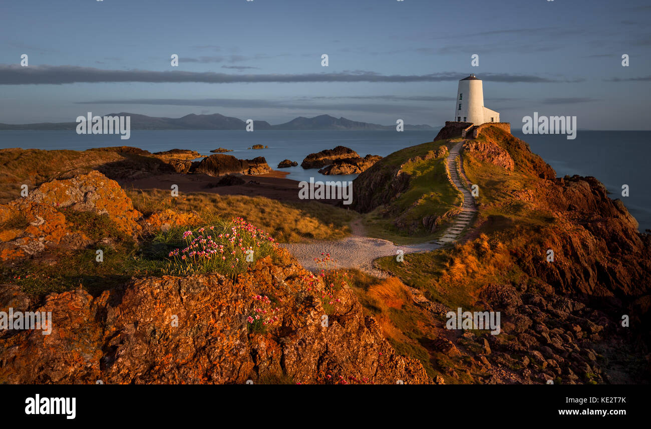 Llanddwyn Island Lighthouse (Tŵr Mawr) sull isola di Llanddwyn, Anglesey (Ynys Mon), Wales, Regno Unito Foto Stock