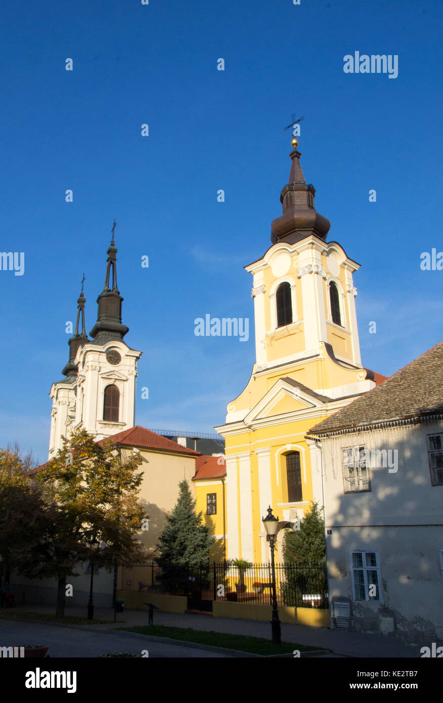 Due chiese cristiane cattoliche e ortodosse, sono accanto a ciascun altro Foto Stock
