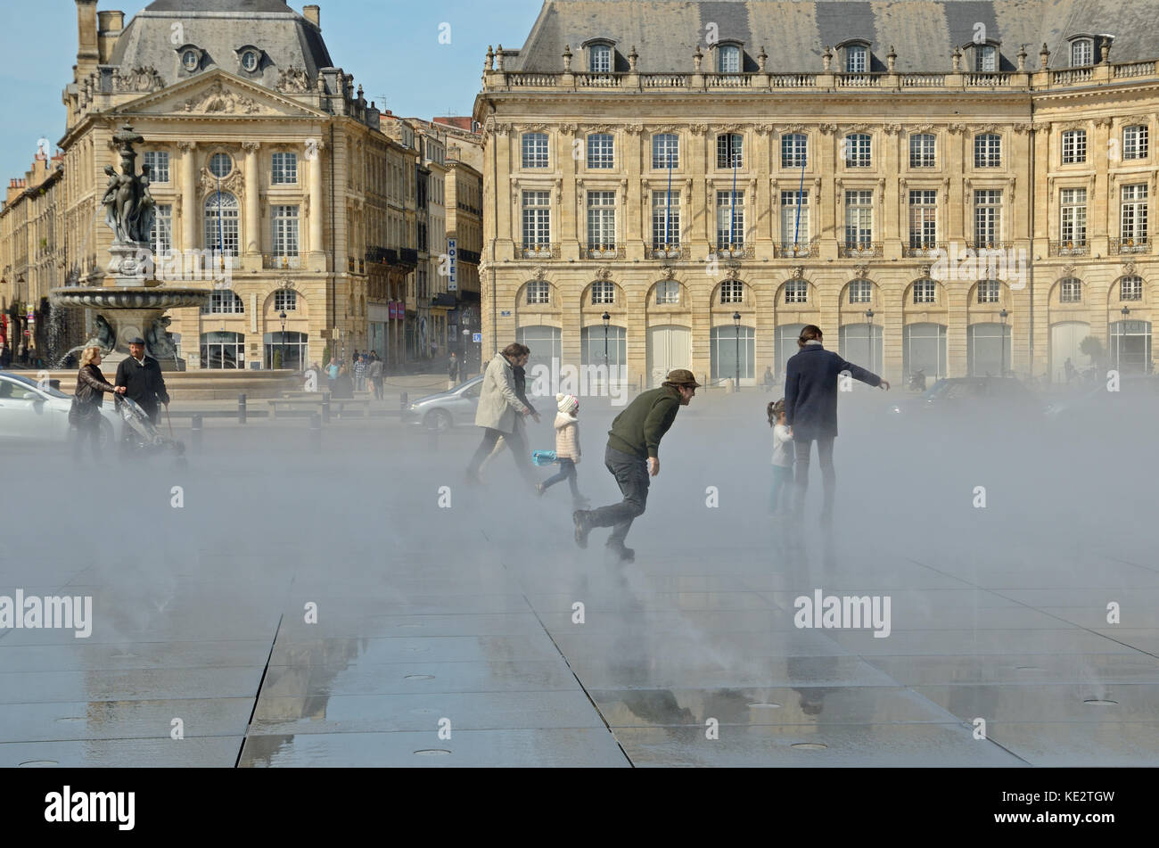 Miroir d'eau in azione nella Place de la Bourse Foto Stock