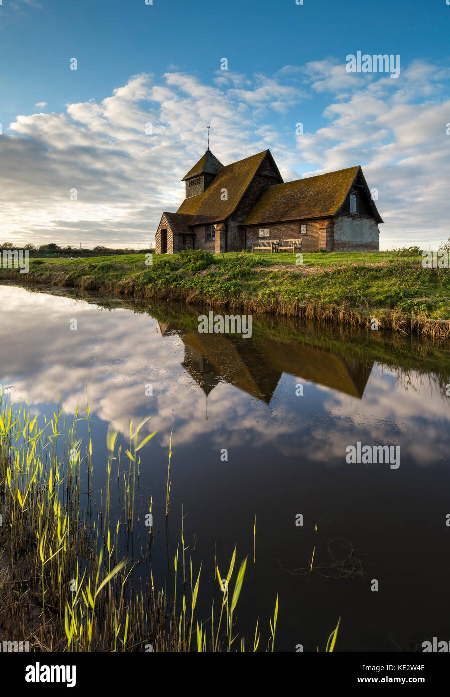 Fairfield Chiesa riflessa nel canale di Romney Marsh, Kent Foto Stock