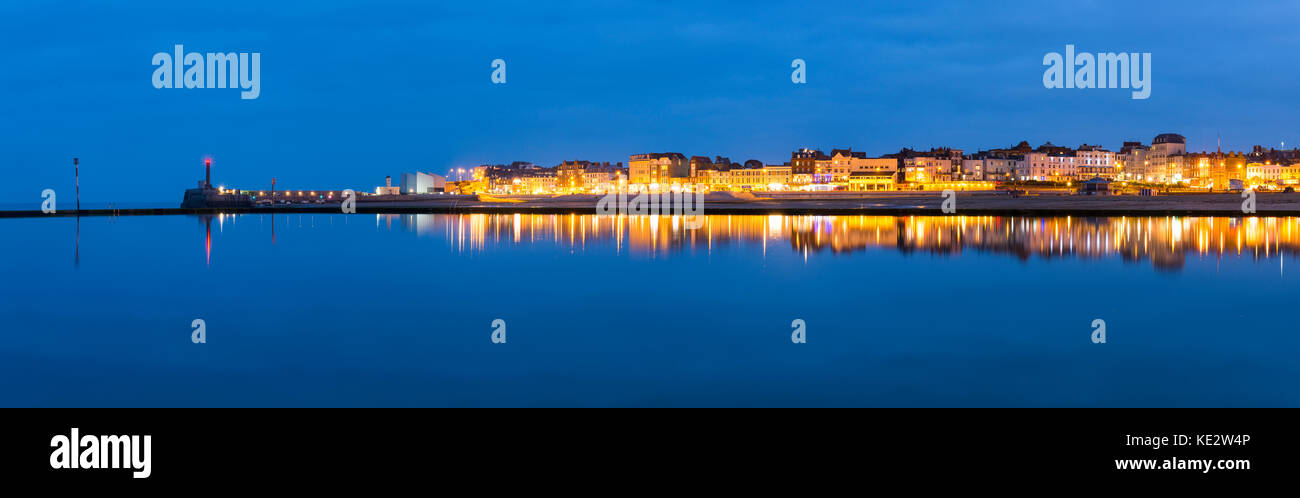 Vista panoramica del lungomare di Margate riflessa nella piscina di balneazione al crepuscolo. Foto Stock