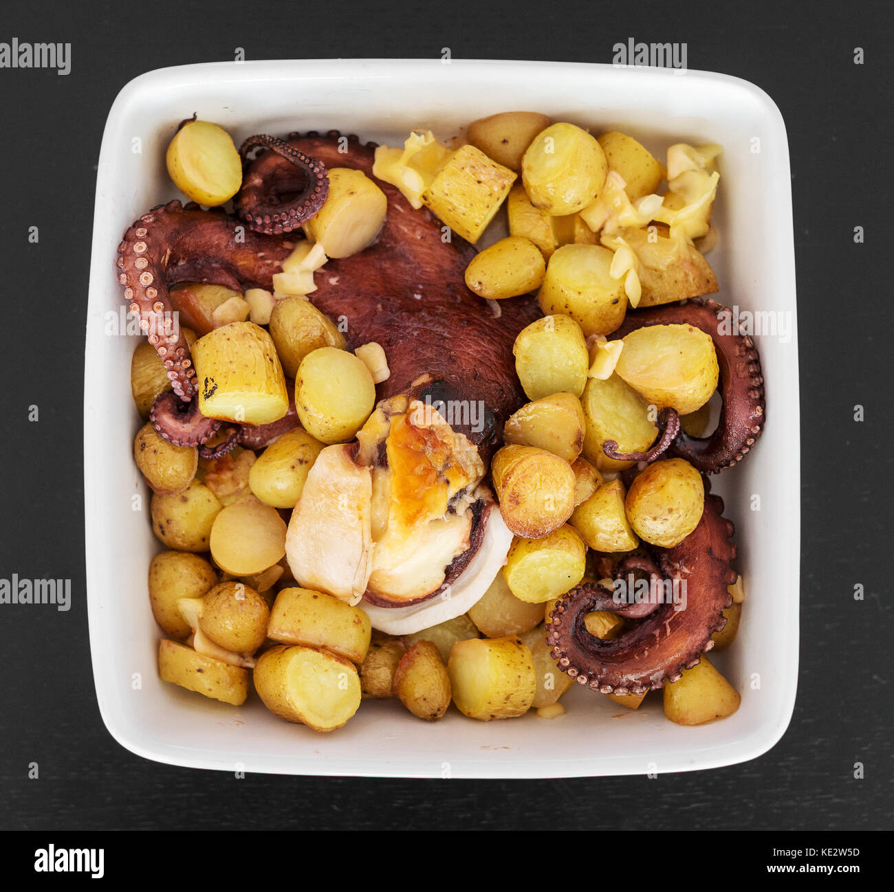 Piatto con polpo al forno con patate Foto stock - Alamy