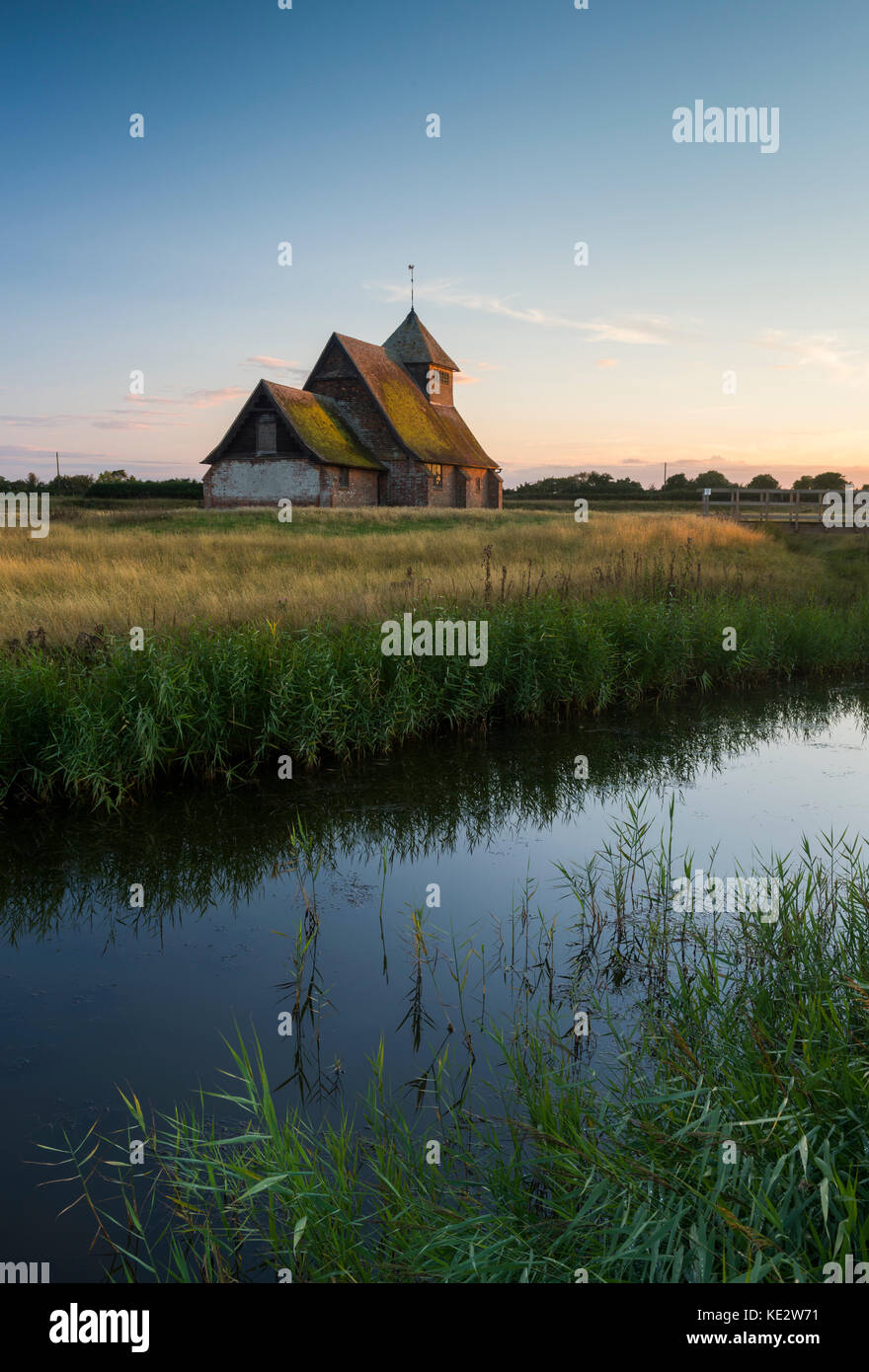 Fairfield Chiesa al tramonto di Romney Marsh, Kent. Foto Stock