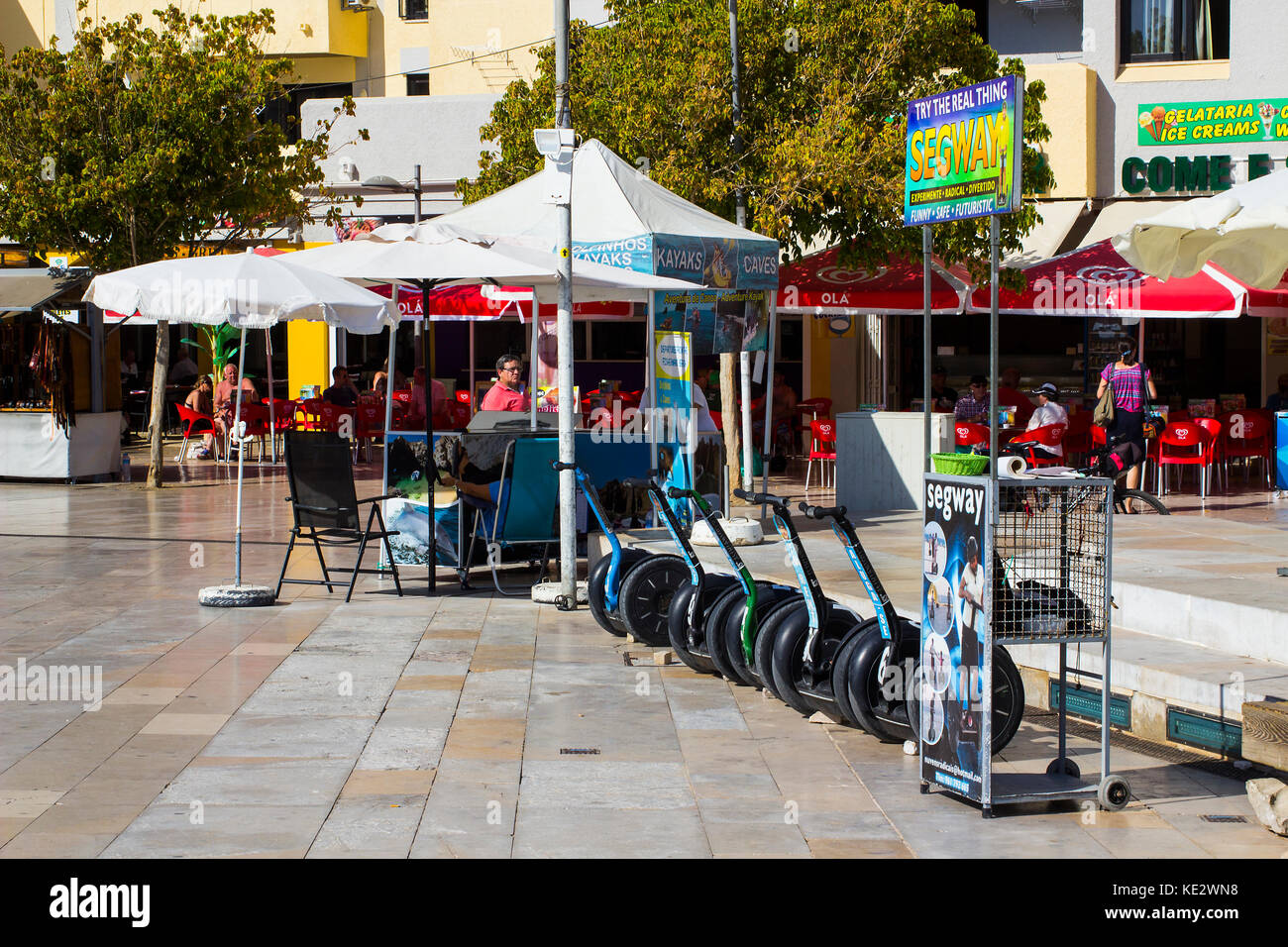 Un centro di noleggio per i trasportatori personali Segway ad Albufera in Portogallo Foto Stock