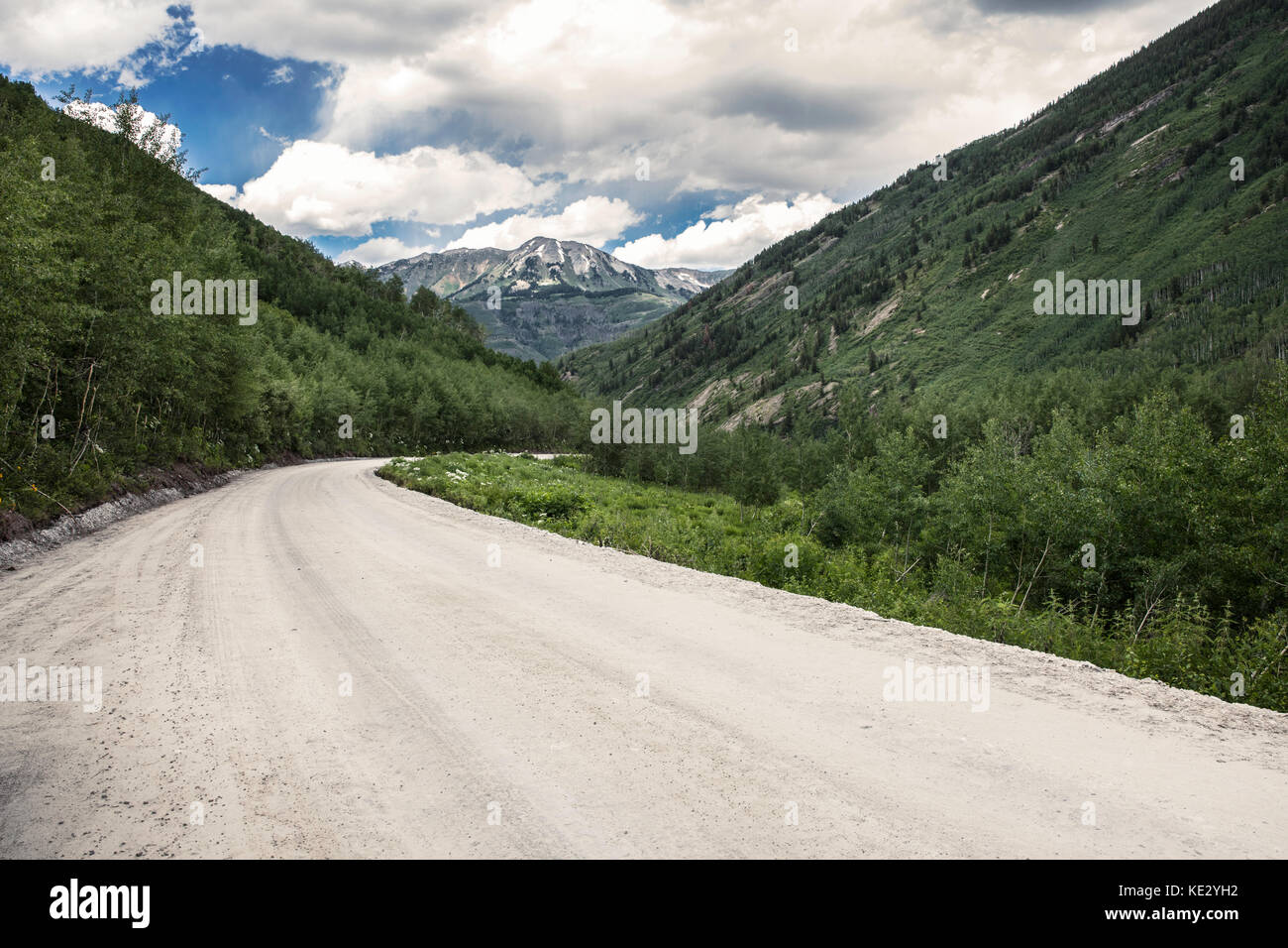 Strada sterrata vuota che conduce alle montagne, Montagne Rocciose, Colorado, Stati Uniti Foto Stock