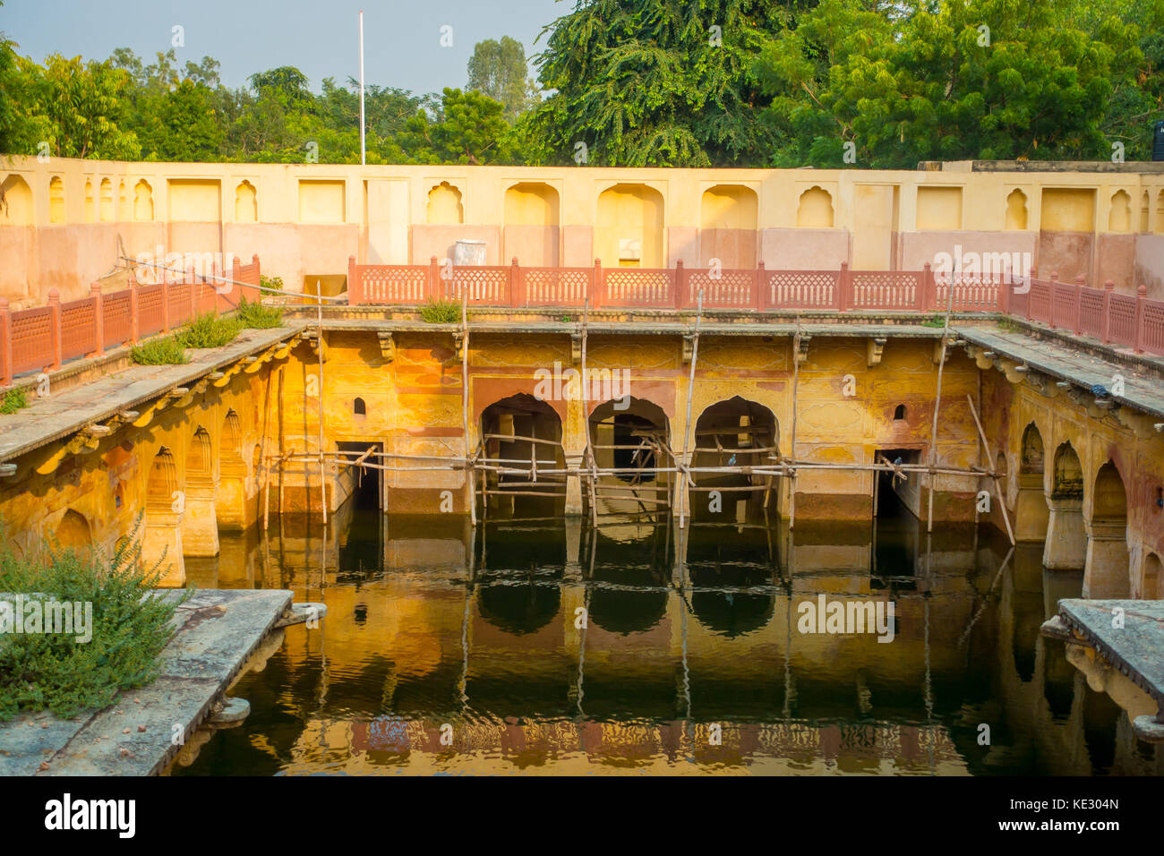 Jaipur, India - 20 settembre 2017: vecchio tempio riflessi nell'acqua, galta ji jaipur rajasthan Foto Stock