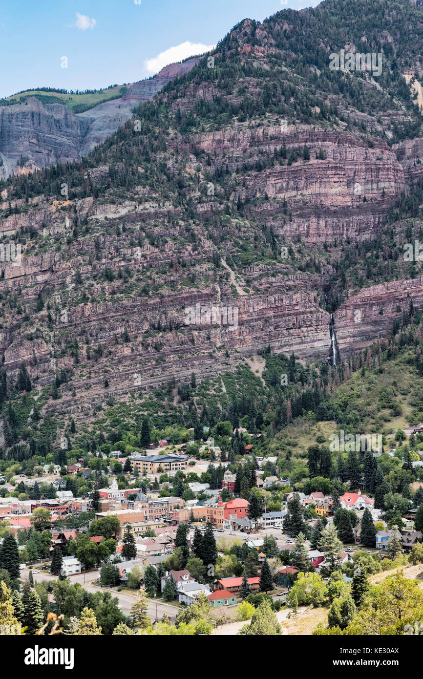 Guardando verso il basso sulla città montinan di Ouray, Colorado, Stati Uniti Foto Stock
