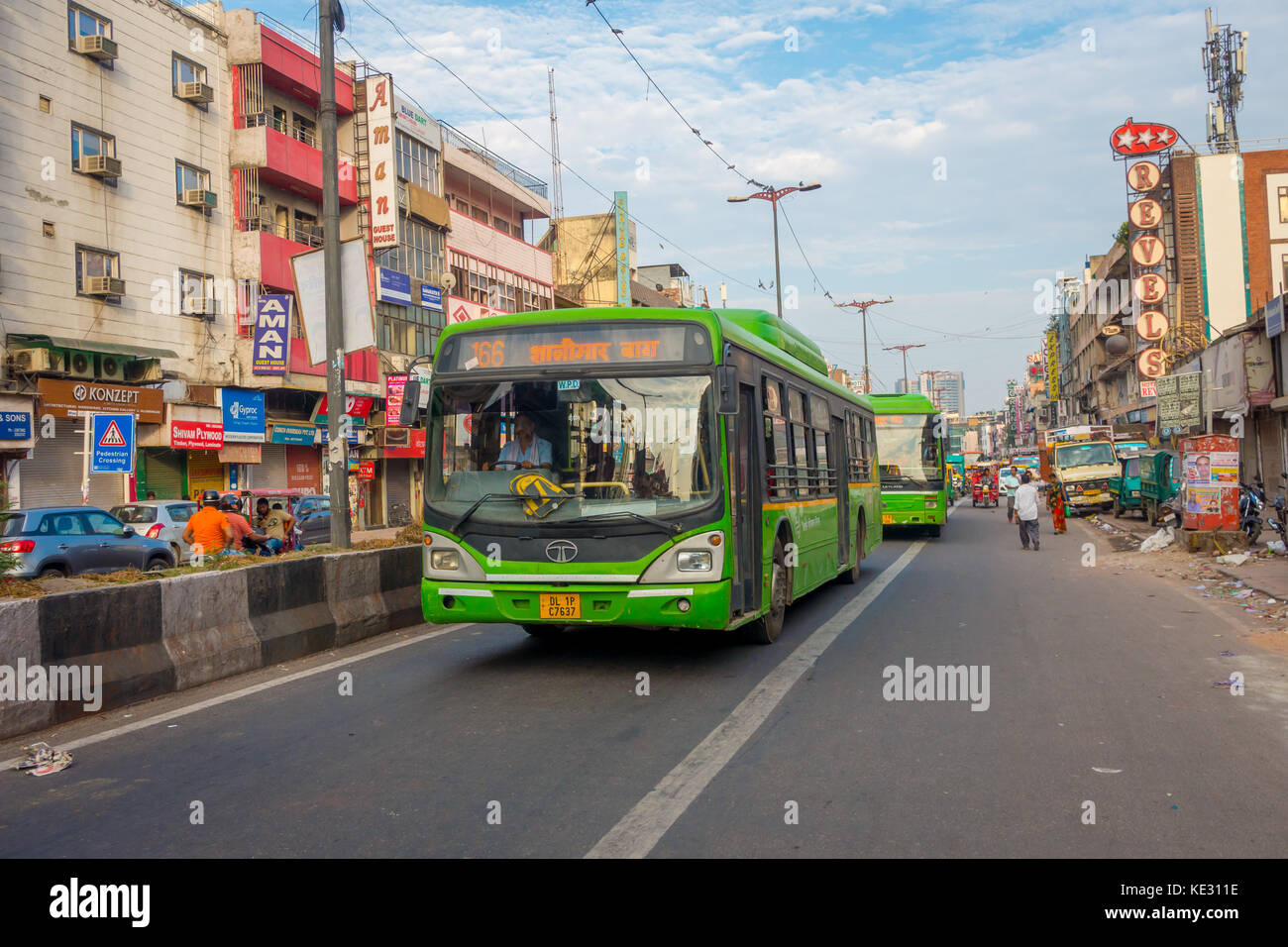 Delhi, India - 25 settembre 2017: persone non identificate in un motociclo con un risciò verde nelle strade in Paharganj, Delhi. Delhi è la seconda città più popolosa in India dopo mumbai Foto Stock